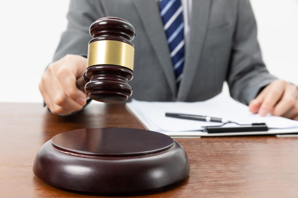 Mazo judicial sobre documentos, imagen de apoyo para servicios de Derecho Penal