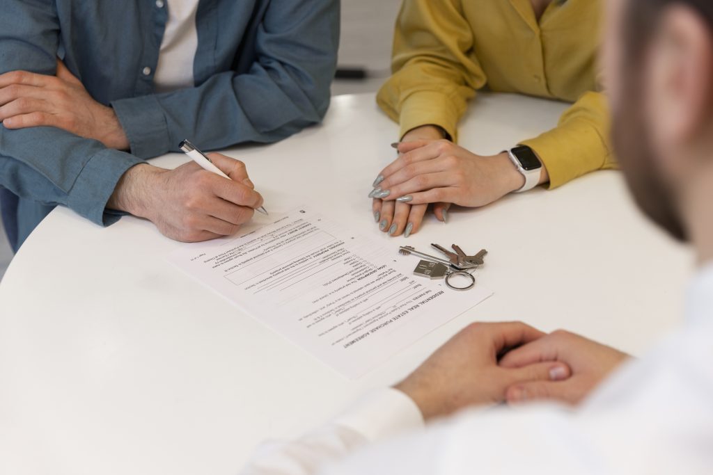 Abogado inmobiliario asesora a una pareja durante la visita a una vivienda